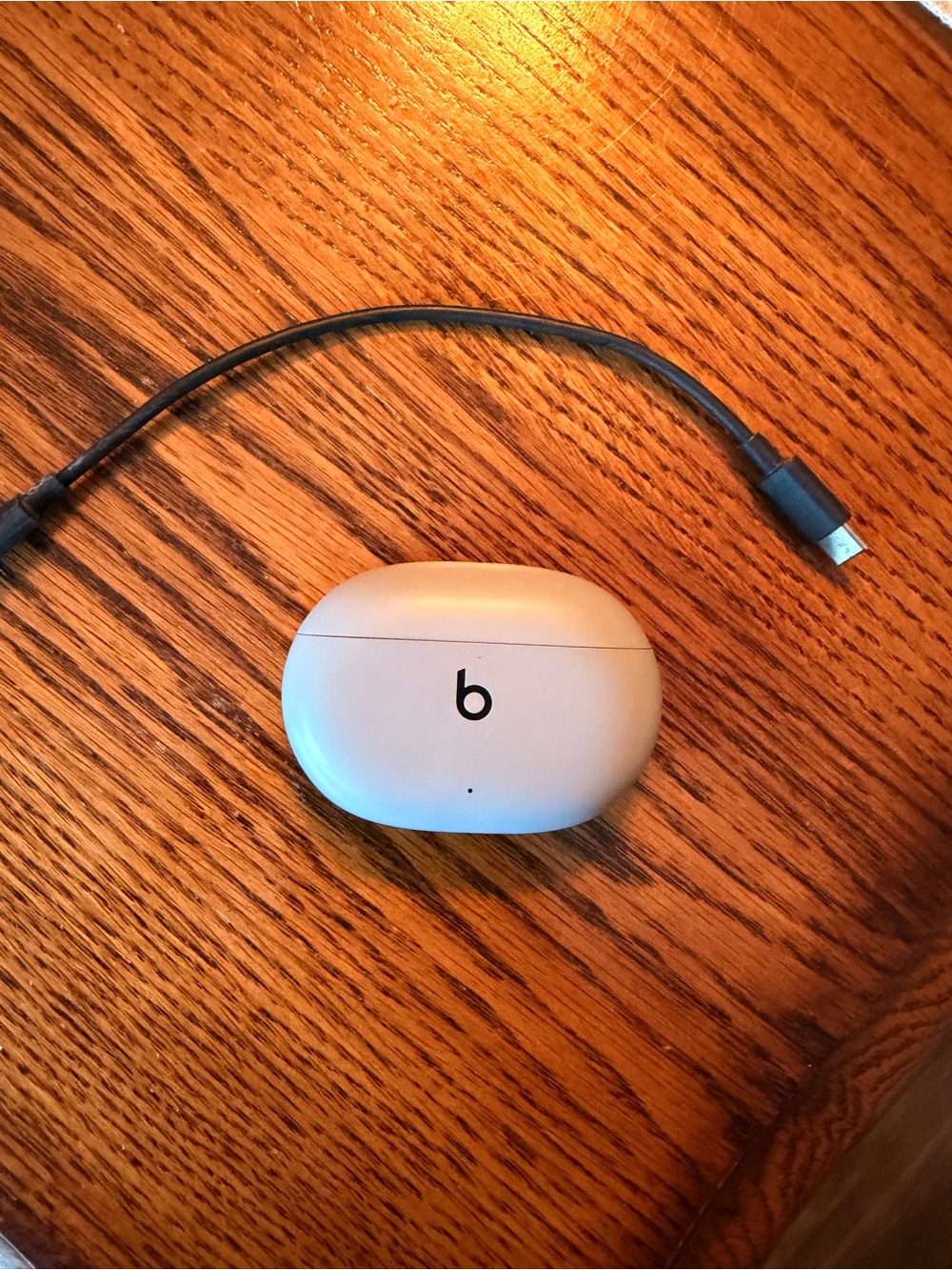 Beats by Dre White Charging Case with Black Logo
